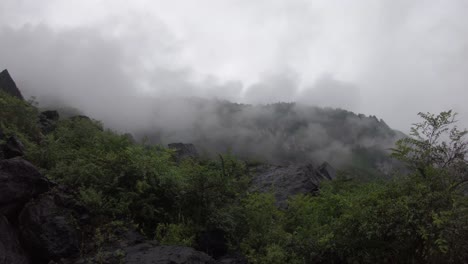 las nubes y la niebla en las zonas montañosas se disipan gradualmente