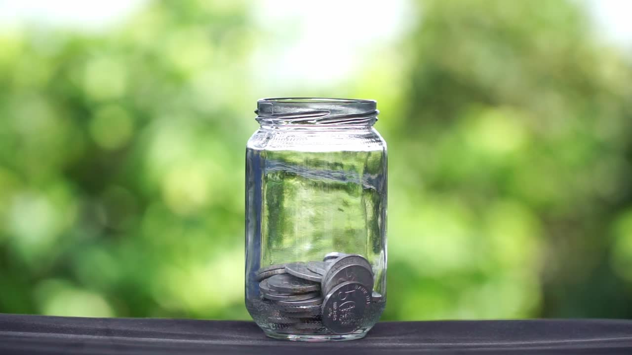 monedas en un frasco de vidrio