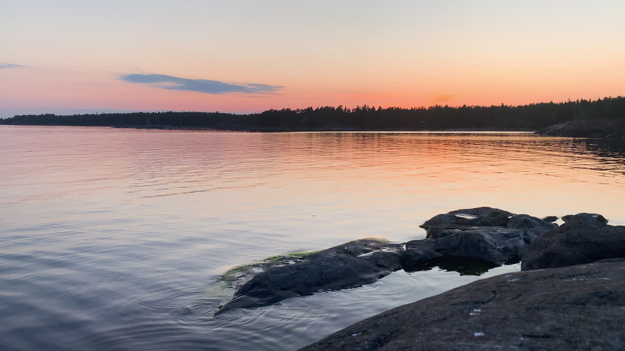 hermosa puesta de sol roja junto al mar en calma en porvoo, finlandia