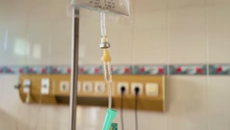 una toma de primer plano de una intravenosa en la habitación del hospital.