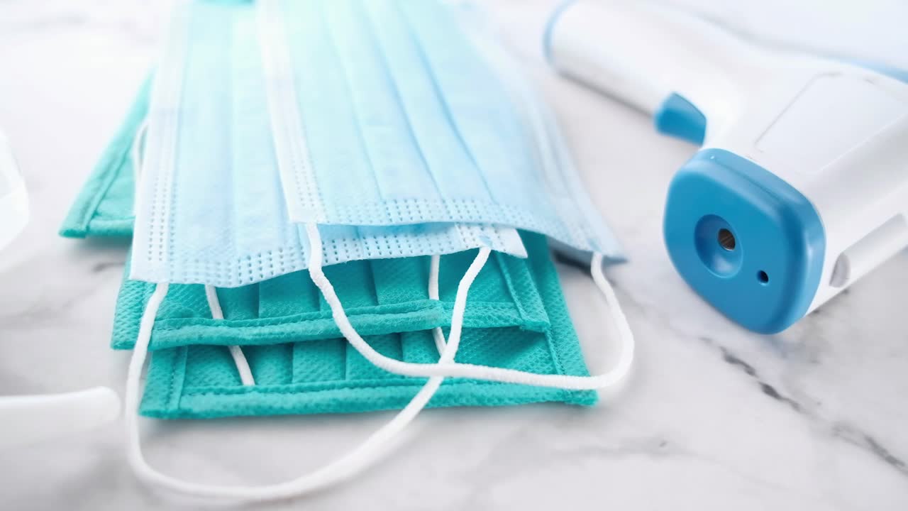 máscaras faciales y termómetro para la seguridad