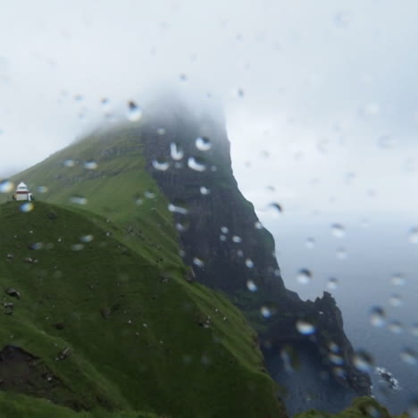 Vlogger-Erkundet-Die-Färöer-Bei-Rauem-Wetter-Und-Zeigt,-Was-Er-Sieht