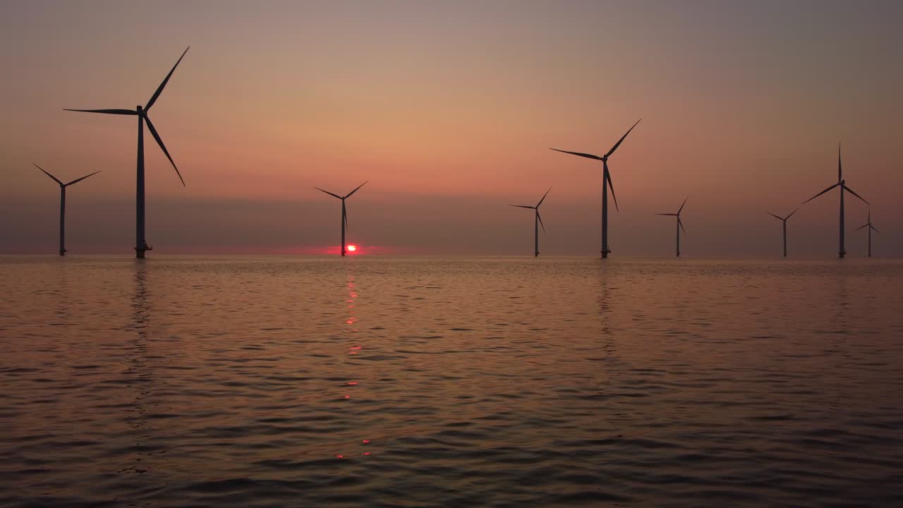 해상 풍력 공원에서 지속 가능한 재생 가능한 전기를 생산하는 풍력 터빈