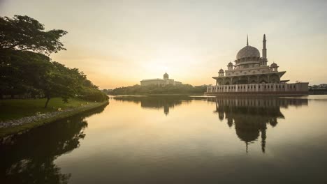 el amanecer en la mezquita de putra, putrajaya, malasia.