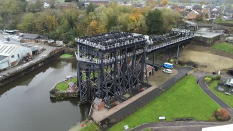 Industrielles-Viktorianisches-Anderton-kanal-bootshebewerk-Luftaufnahme-Flussweber-Steigende-Neigung-Nach-Unten-Eindrücken