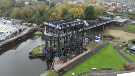 canal anderton victoriano industrial elevador de barcos vista aérea río tejedor levantamiento inclinar hacia abajo empujar hacia adentro