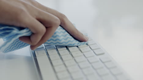oficina, manos y servicio de limpieza en el teclado