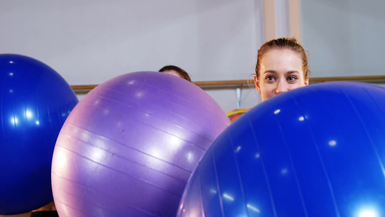 피트니스 공 으로 운동 하는 세 명 의 여자