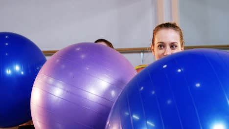 tres mujeres haciendo ejercicio con una pelota de fitness
