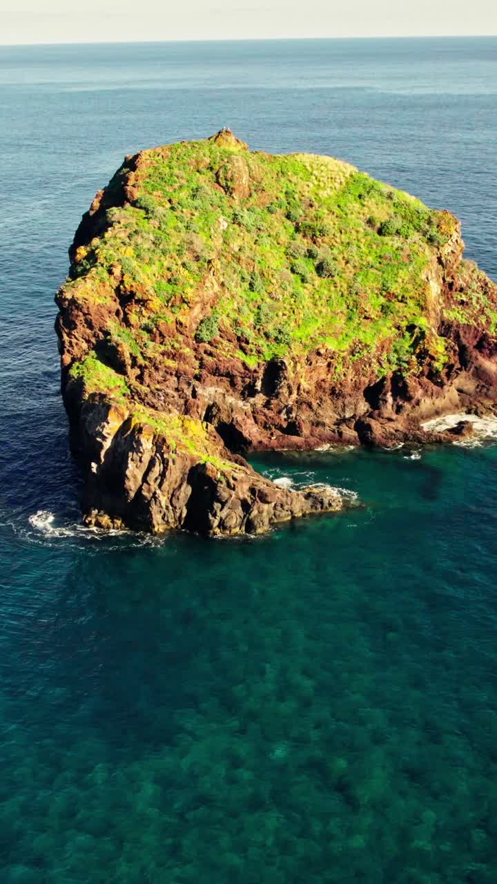 isla rocosa en el océano
