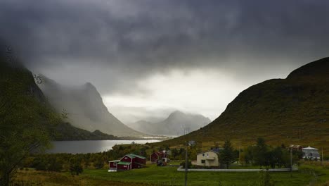 Blick-Auf-Die-Siedlung-An-Einem-Kalten,-Windigen-Tag-In-Den-Bergen,-Wo-Die-Regenwolken-Den-See-Im-Tal-Und-Seine-Umgebung-Erobern