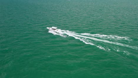 barcos que cruzan aguas abiertas en un día soleado de verano
