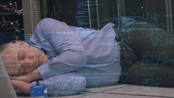 Animation der Datenverarbeitung über einen schlafenden weißen männlichen IT-Spezialisten und Computerserver.