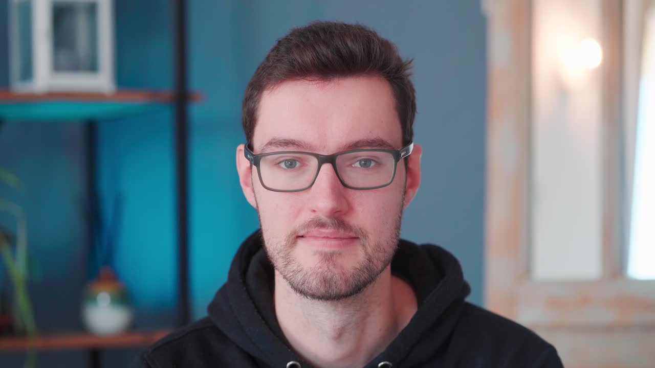 joven mirando hacia arriba riendo sonriendo alegremente