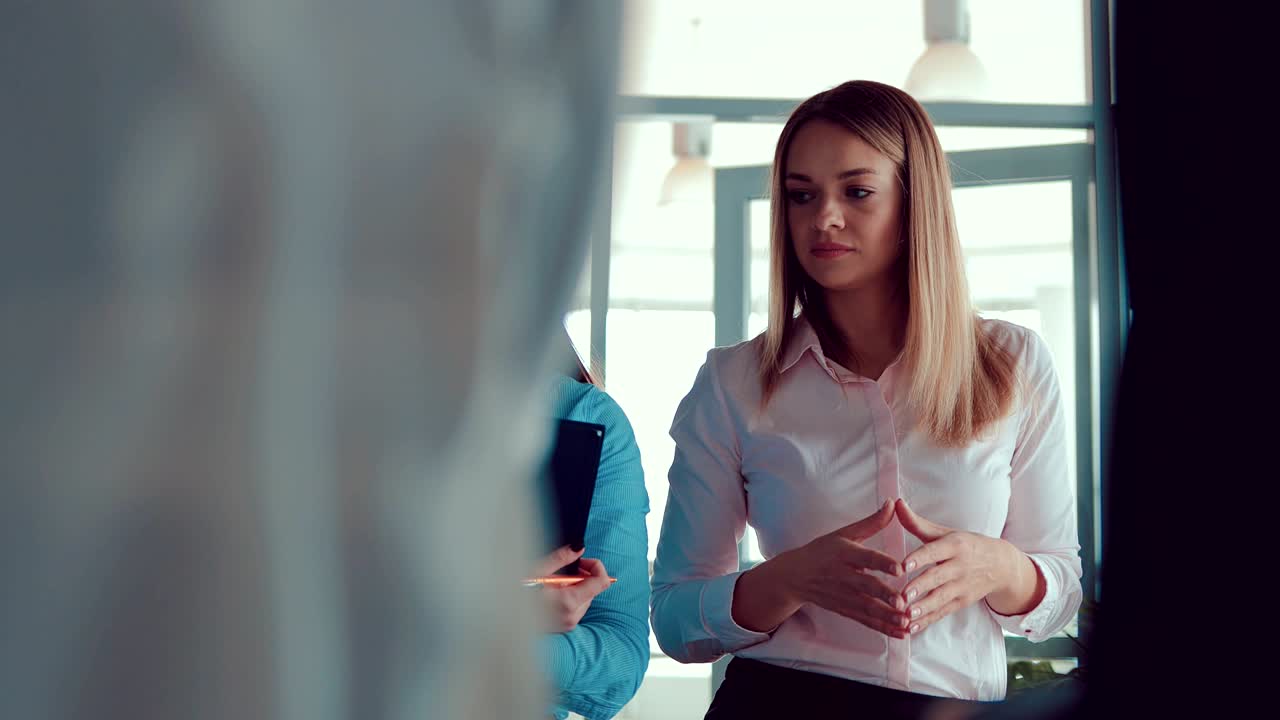 grupo de socios comerciales en la reunión discutiendo el acuerdo en la mesa en la oficina