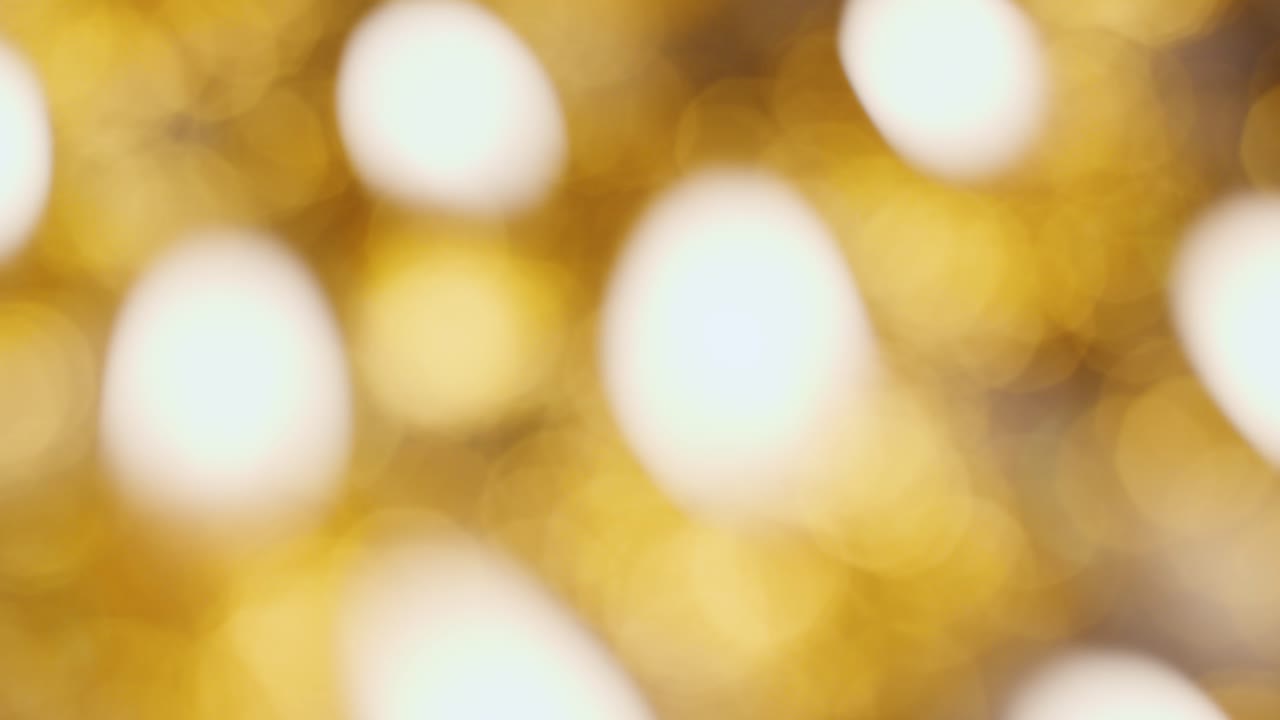 찻잔 촛불의 흐릿한 배경을 태우는 것은 축하, 종교, 기념일 축제를 위해 노란색 금빛을 밝게 비춥니다