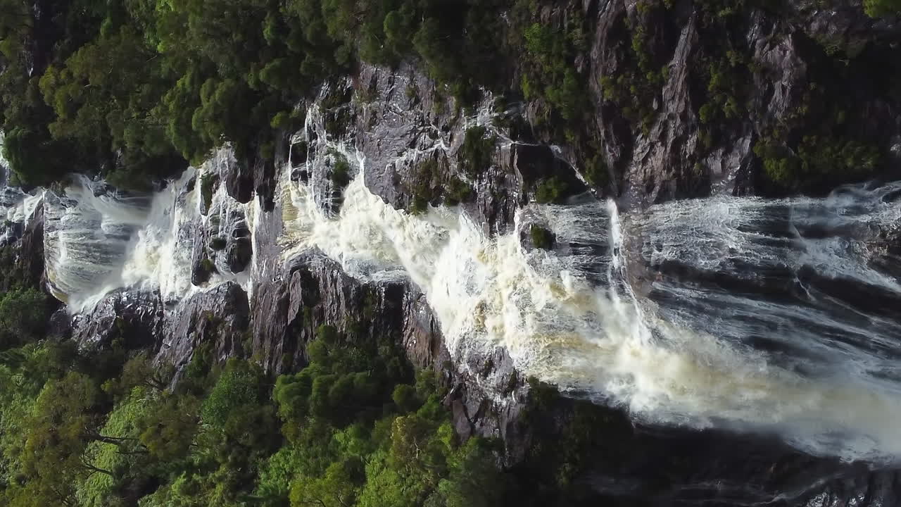 zoom aéreo desde la majestuosa cascada de colnett cerca de hienghene, revelando la costa este de nueva caledonia