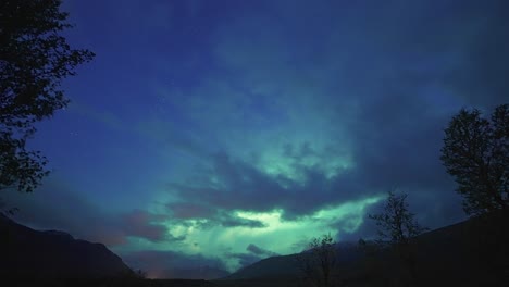 El-Cautivador-Espectáculo-De-Los-Brillantes-Destellos-De-La-Luz-Del-Norte-En-El-Oscuro-Cielo-Nublado-Capturado-En-Un-Vídeo-Timelapse.