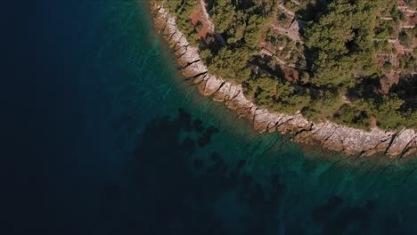 Drohnenaufnahme-Einer-Kleinen-Insellinie-Mit-Blauem-Meer