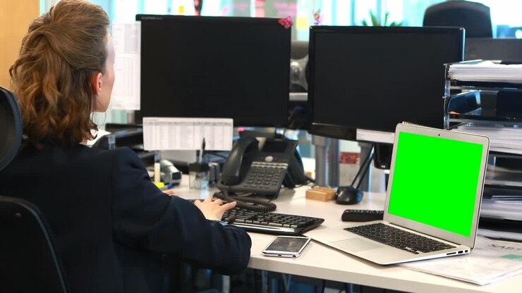 Forretningskvinde, der arbejder på computer ved skrivebordet
