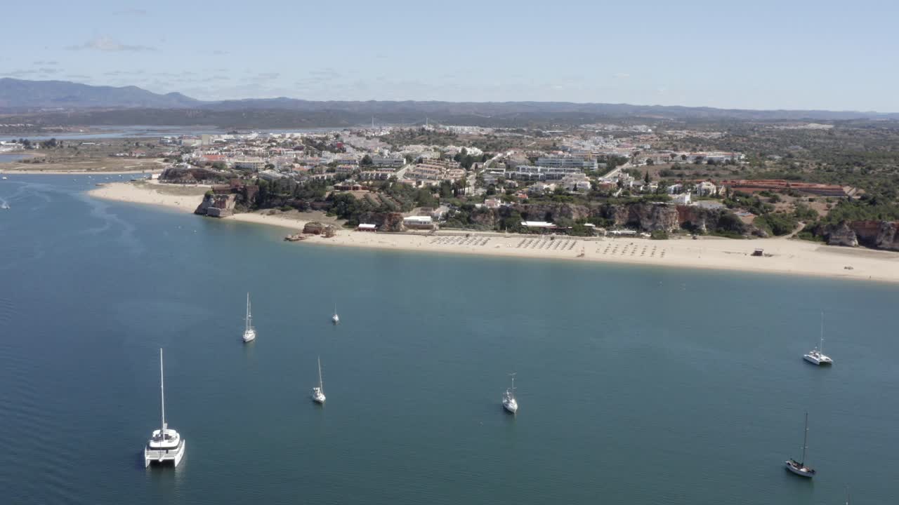 아름 다운 화창한 날에 praia do mohle, 포르투갈 외부 항구에서 요트 밖으로