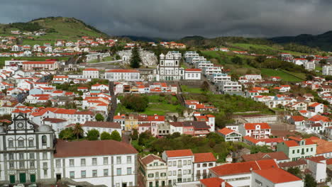 Toma-Aérea-De-Un-Dron-De-La-Ciudad-Local-De-Horta-En-La-Isla-De-Faial,-Azores---Portugal