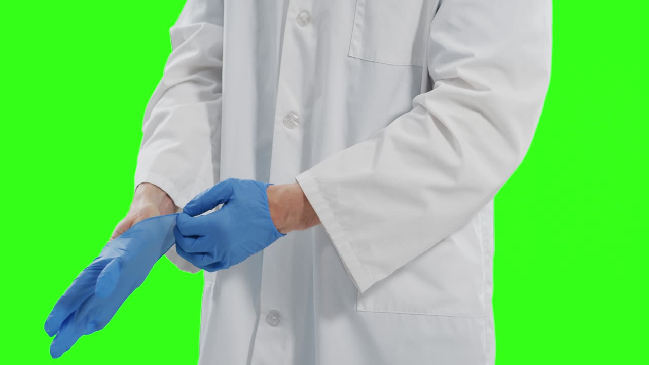 Yeşil ekran arka planında Kafkas erkek doktor.