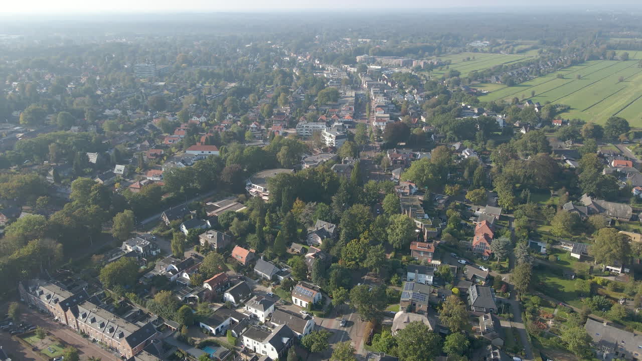 아름답고 작은 마을을 가로지르는 바쁜 도로의 항공