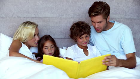 los padres leyendo un cuento a sus hijos