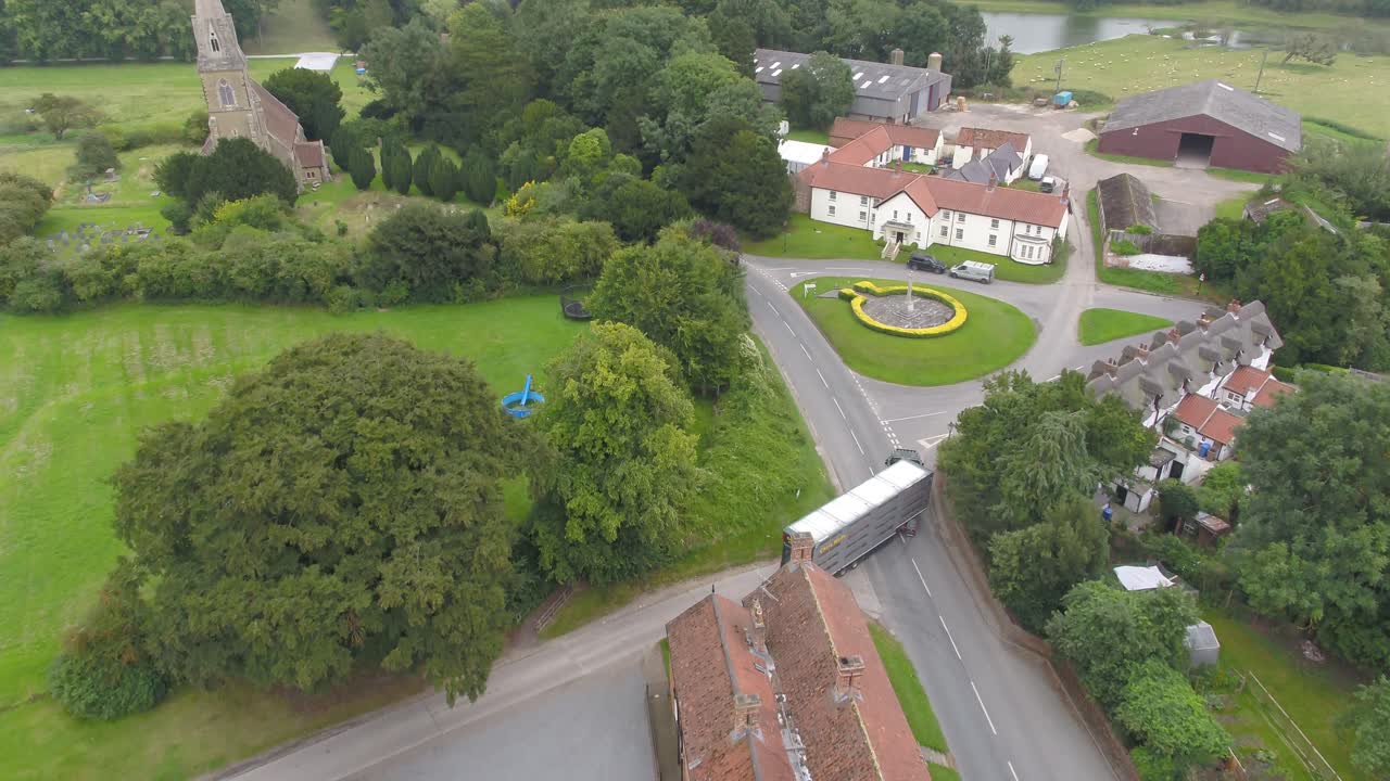 cerdos siendo transportados a lo largo de una carretera rural de una granja en yorkshire, reino unido para el sacrificio