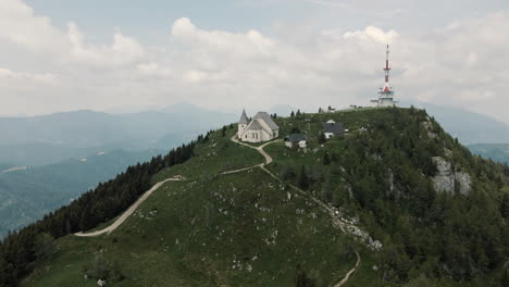 toma de drone de la cima de la montaña uršlja gora
