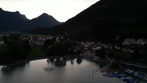 Luftdrohnenaufnahme-Der-Stadt-Weesen-In-Der-Nähe-Des-Ufers-Des-Walensees,-Schweiz-Am-Frühen-Morgen