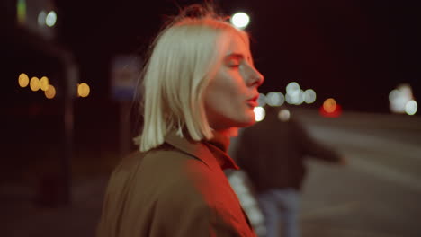 Mujer-Joven-Bailando-En-La-Carretera-En-La-Noche