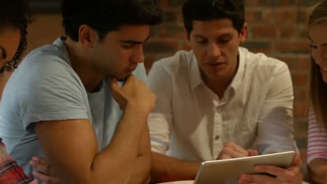 Compañeros-Estudiando-En-La-Biblioteca