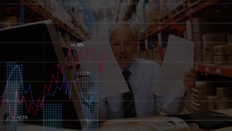 animación del procesamiento de datos financieros sobre el hombre caucásico que trabaja en el almacén.
