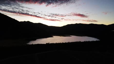Luftaufnahme-Eines-Sonnenuntergangs-An-Einem-See-In-Chile
