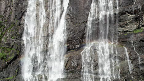 Laukelandsfossen-Wasserfall-In-Norwegen