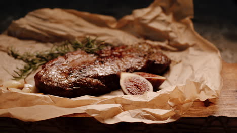 bistec caramalizado sellado con romero e higos en papel, sesión de fotos de comida
