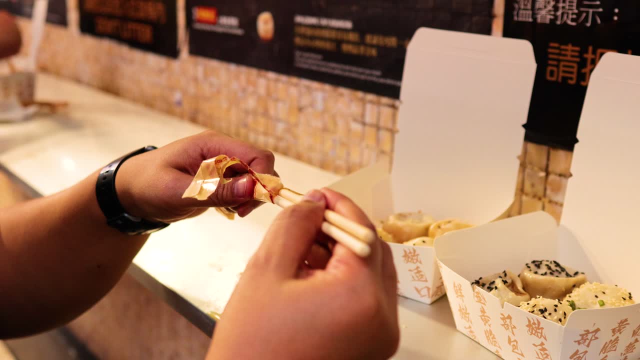 manos preparando y comiendo panes fritos