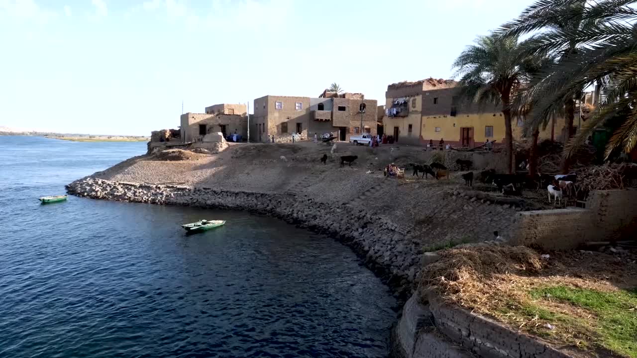 pueblo a lo largo del crucero por el nilo