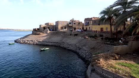 pueblo a lo largo del crucero por el nilo