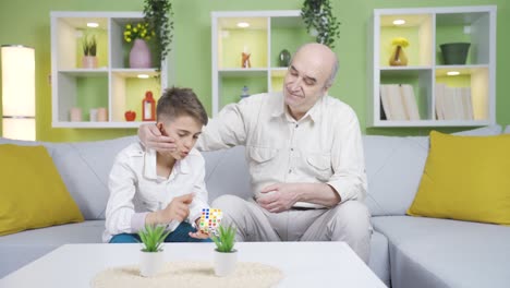 Der-Junge,-Der-Seinem-Großvater-Den-Geheimdienstwürfel-Beschrieb.-Opa-Liebt-Seinen-Enkel.