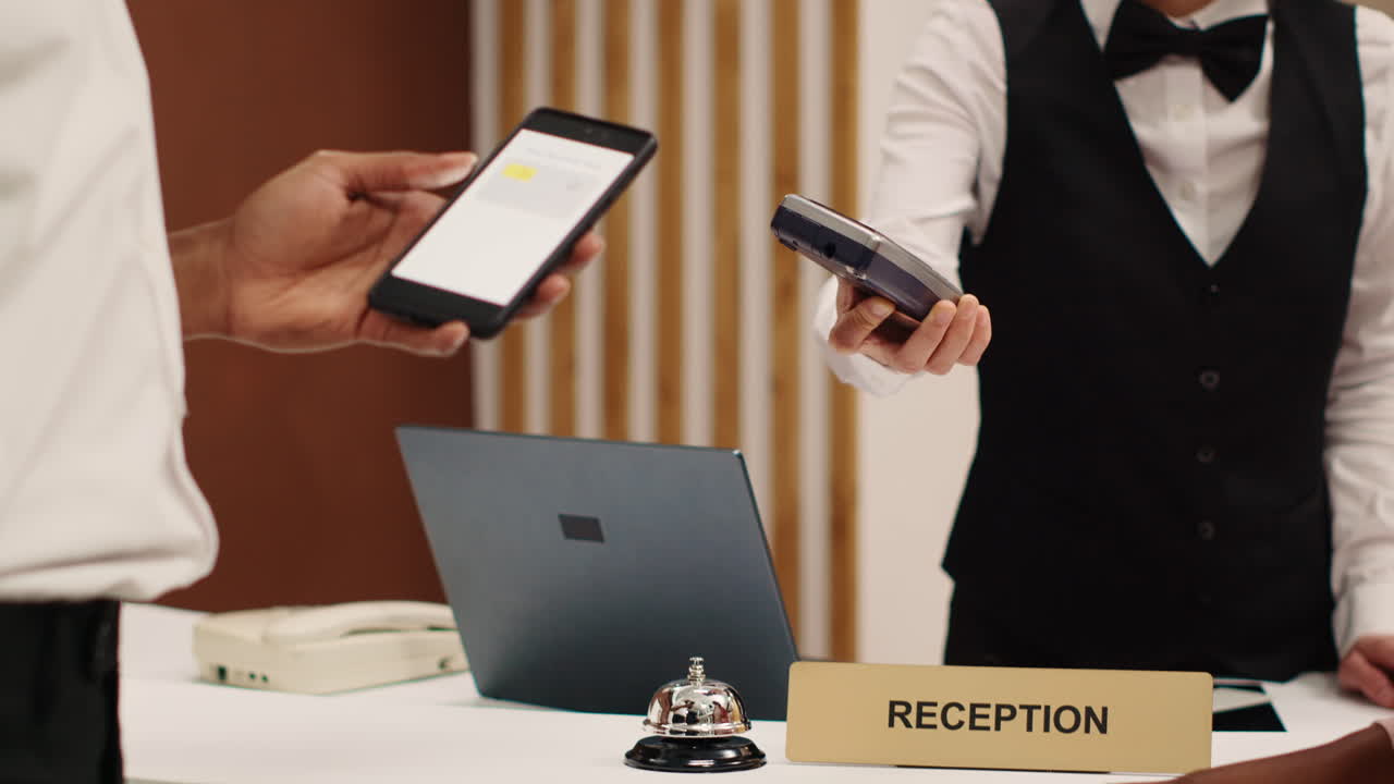 Réceptionniste utilisant un terminal de paiement POS