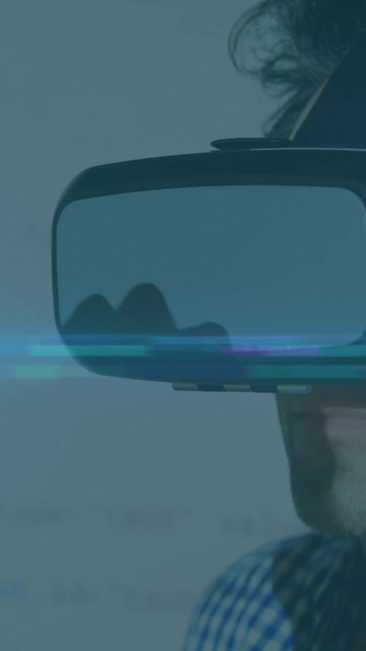 Animazione di un punto luce blu in movimento su un uomo caucasico che indossa un visore VR