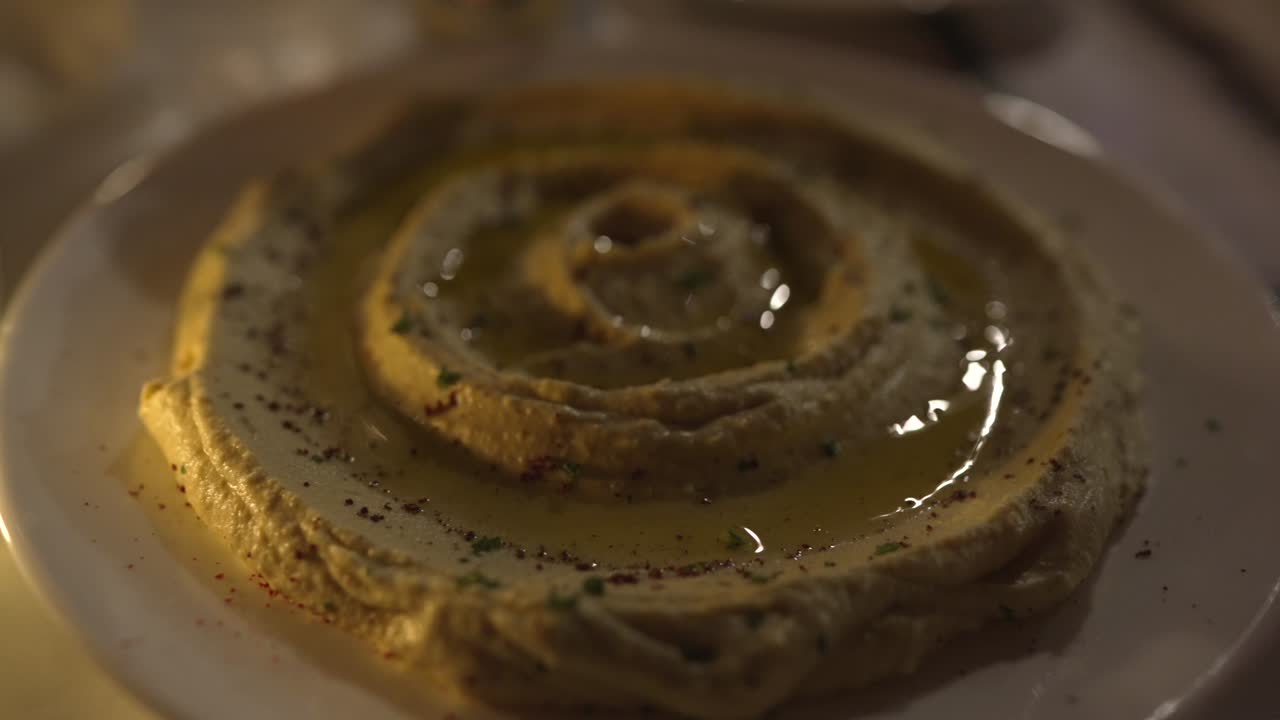 hermoso hummus marroquí a la luz de las velas