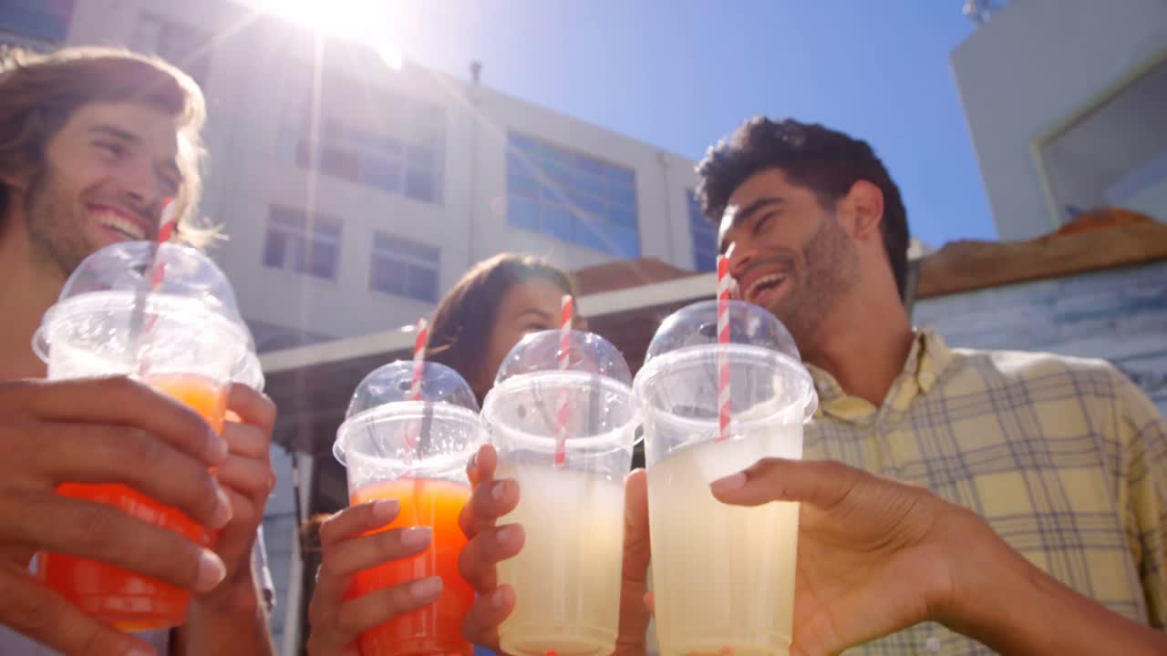 친구 들 이 주스 한 잔 을 건배 하고 있다