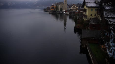 Clip-Filmado-En-Europa-En-Austria-Desde-Un-Pueblo-Llamado-Hallstatt-Que-Está-Junto-A-Un-Lago