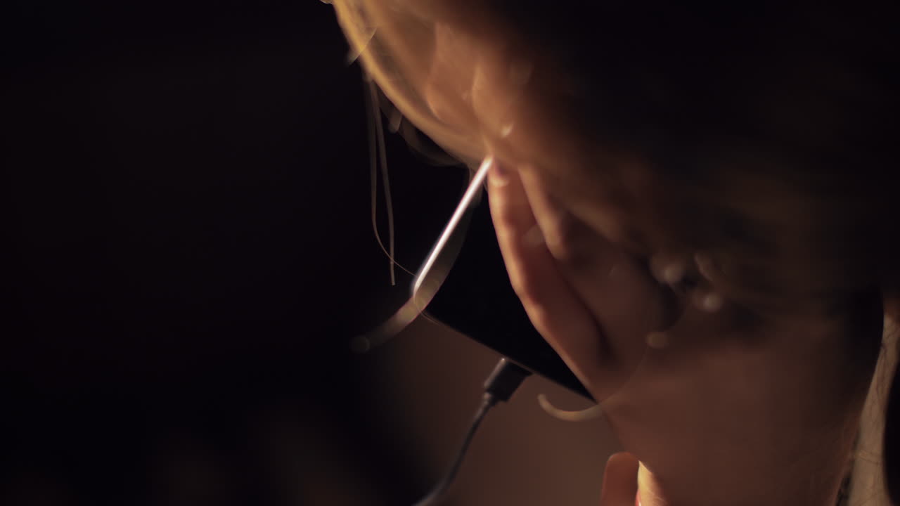 mujer hablando cargando el teléfono celular