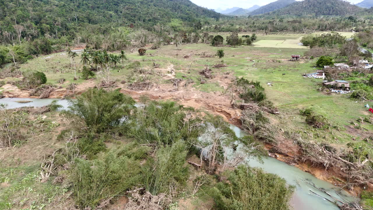 Rekaman drone terbang di atas Sungai Cataban setelah banjir bandang yang menghancurkan yang disebabkan oleh Topan Kalmaegi (Tino) pada 4 November 2025
