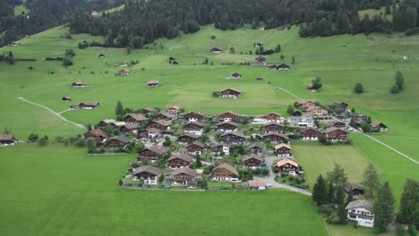 La-Cámara-Del-Dron-Se-Mueve-Hacia-El-Frente-Donde-Hay-Muchas-Casas-En-Fila